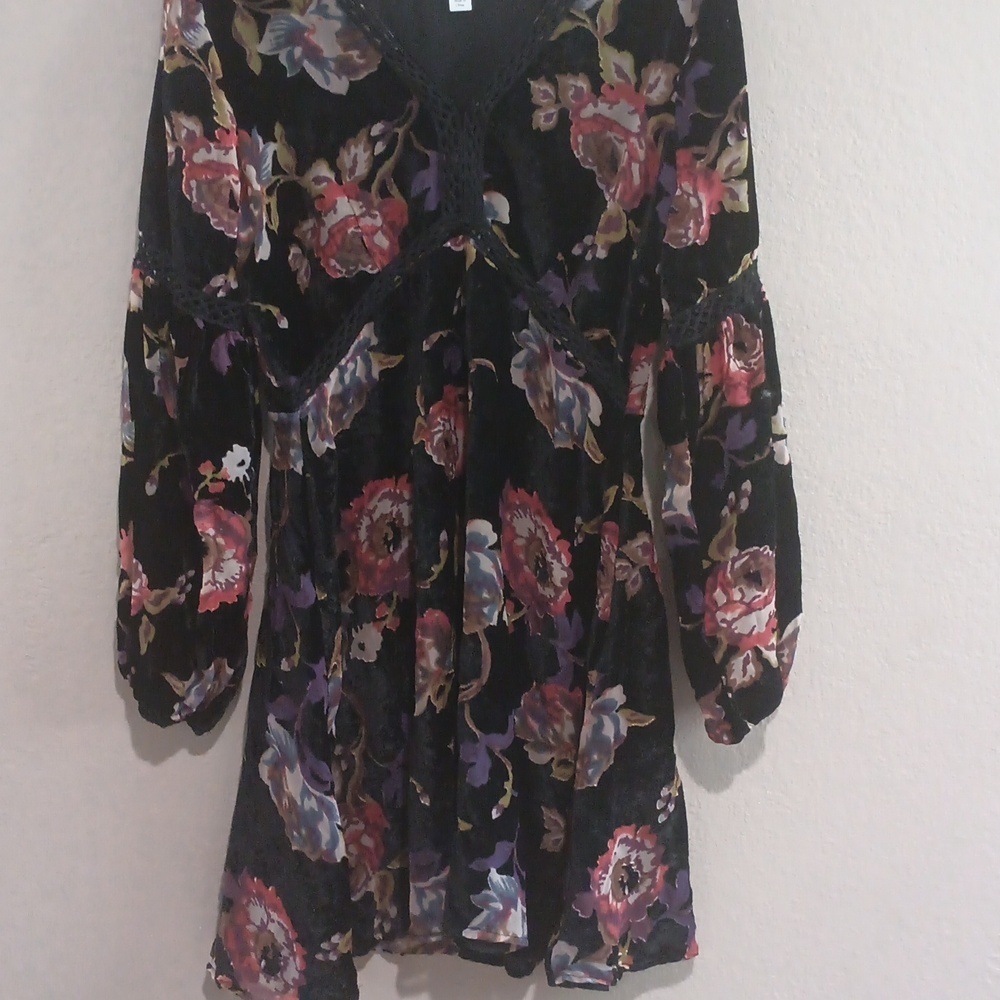 miami Black Velvet Floral Dress with Lace Trim - Picture 2 of 4